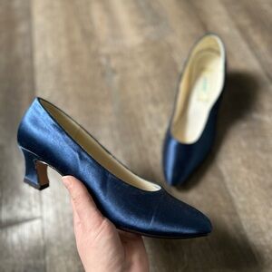 Vintage Leone blue satin kitten heel pumps with pointed toe Size 8.5